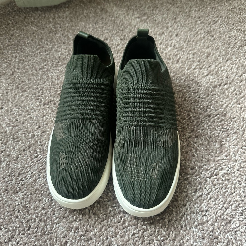 Steve Madden Women's Beale Sneaker - Size 8 - worn 3 times with socks